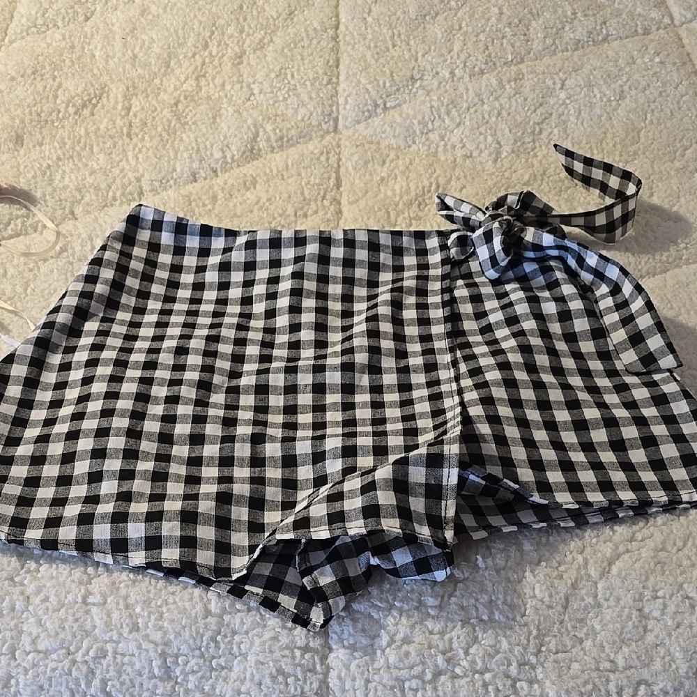 SHEIN Black and White Skorts with Gingham Pattern and Tie Detail